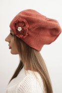 Czapka damska zimowa z ozdobnym kwiatem i perełkami K421 ruda