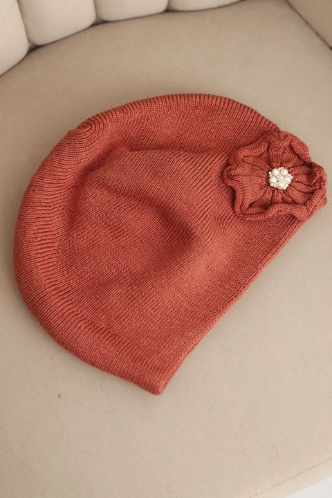 Czapka damska zimowa z ozdobnym kwiatem i perełkami K421 ruda