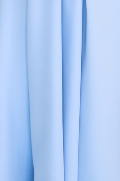 348-12 SCARLETT - rozkloszowana sukienka midi z kopertowym dekoltem i paskiem - BŁĘKITNA