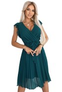 374-8 POLINA Plisowana sukienka z dekoltem i falbankami - ZIELONA