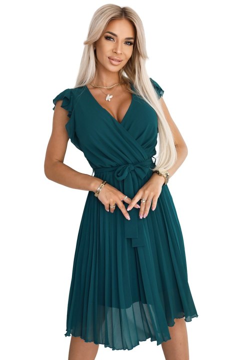 374-8 POLINA Plisowana sukienka z dekoltem i falbankami - ZIELONA