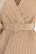 607-2 LYRA plisowana sukienka midi z kopertowym dekoltem i szerokim paskiem - KARMELOWA