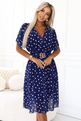 604-4 Zmysłowa sukienka w białe groszki z kopertowym dekoltem i ozdobnym paskiem - granatowa