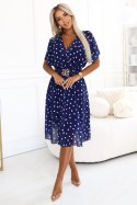 604-4 Zmysłowa sukienka w białe groszki z kopertowym dekoltem i ozdobnym paskiem - granatowa