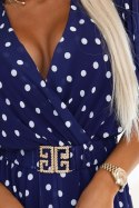 604-4 Zmysłowa sukienka w białe groszki z kopertowym dekoltem i ozdobnym paskiem - granatowa