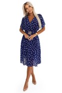 604-4 Zmysłowa sukienka w białe groszki z kopertowym dekoltem i ozdobnym paskiem - granatowa