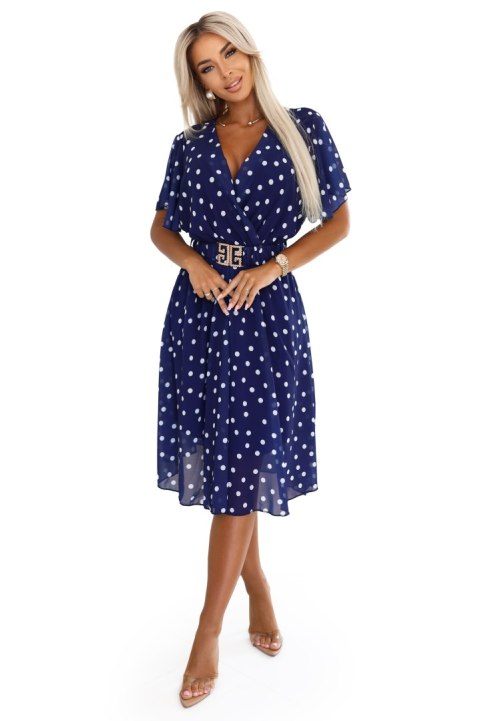 604-4 Zmysłowa sukienka w białe groszki z kopertowym dekoltem i ozdobnym paskiem - granatowa