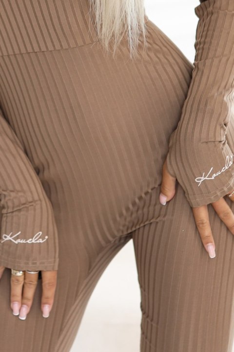 619-1 Wygodny i elegancki prążkowany kombinezon damski z dekoltem - mocha mousse