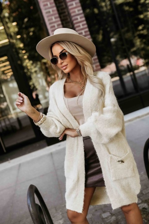 628-1 Modny kardigan oversize z ozdobną broszką i praktycznymi kieszeniami - beżowy