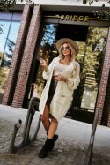 628-1 Modny kardigan oversize z ozdobną broszką i praktycznymi kieszeniami - beżowy