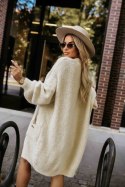 628-1 Modny kardigan oversize z ozdobną broszką i praktycznymi kieszeniami - beżowy