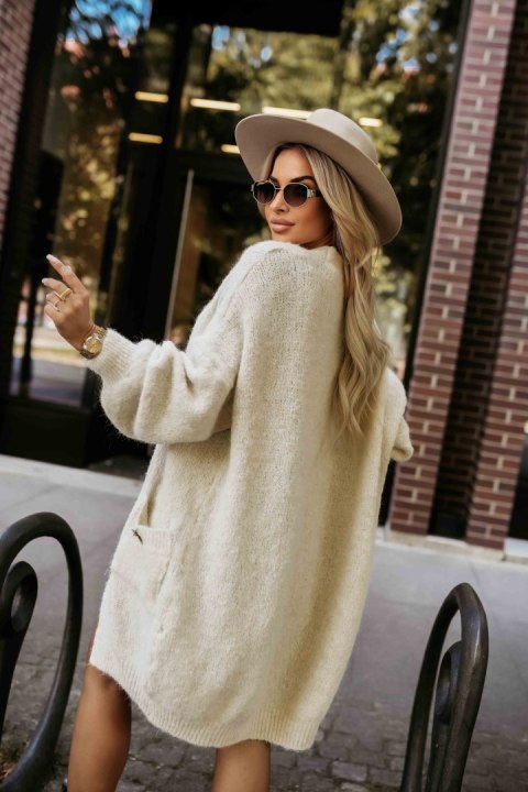 628-1 Modny kardigan oversize z ozdobną broszką i praktycznymi kieszeniami - beżowy