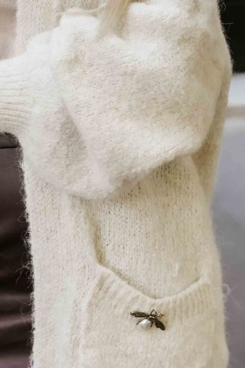 628-1 Modny kardigan oversize z ozdobną broszką i praktycznymi kieszeniami - beżowy
