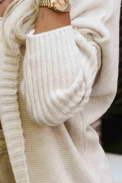 629-1 Wygodny kardigan oversize z kapturem i stylową naszywką - beżowy