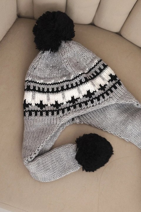 Czapka damska wełniana zimowa z nausznikami i pomponami K436 jasno szara