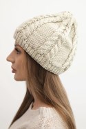 Czapka damska zimowa wełniana z warkoczowym splotem K452 ciemno beżowa
