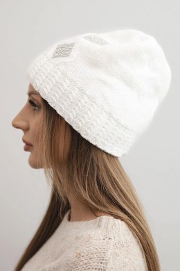 Czapka damska zimowa wełniana z cyrkoniami i wzorem K455 ecru