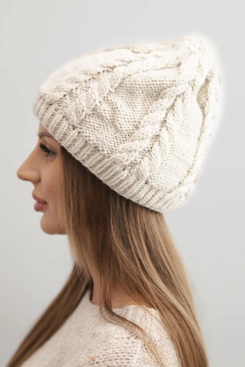 Czapka damska zimowa wełniana z warkoczowym splotem K452 beżowa