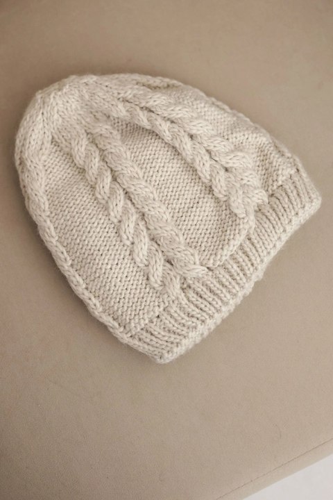 Czapka damska zimowa wełniana z warkoczowym splotem K452 beżowa