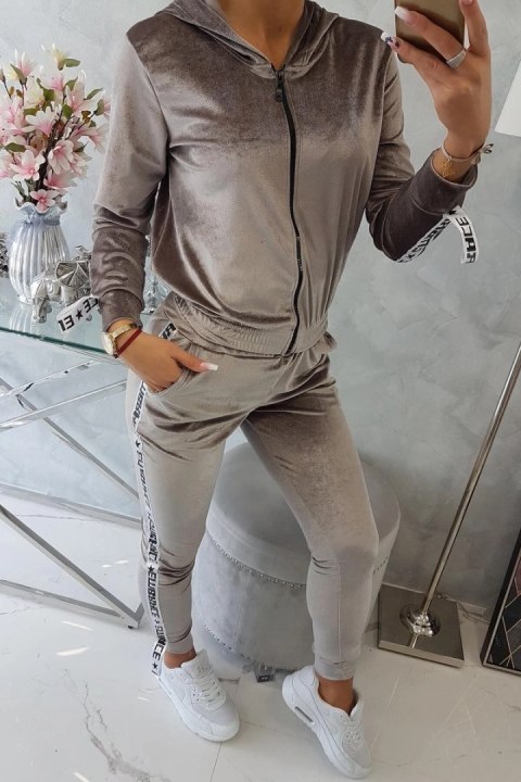 Komplet welurowy z ozdobnymi taśmami szary