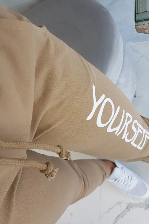 Komplet z nadrukiem Yourself ecru+camelowy