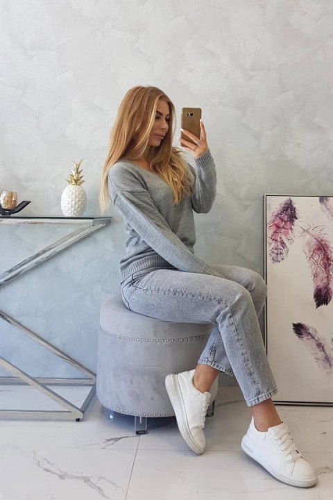 Sweter z dekoltem V szary