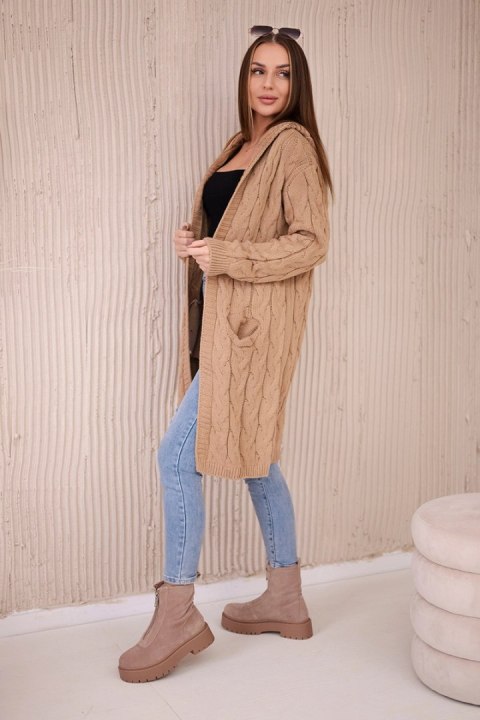 Sweter z kapturem i kieszeniami camelowy