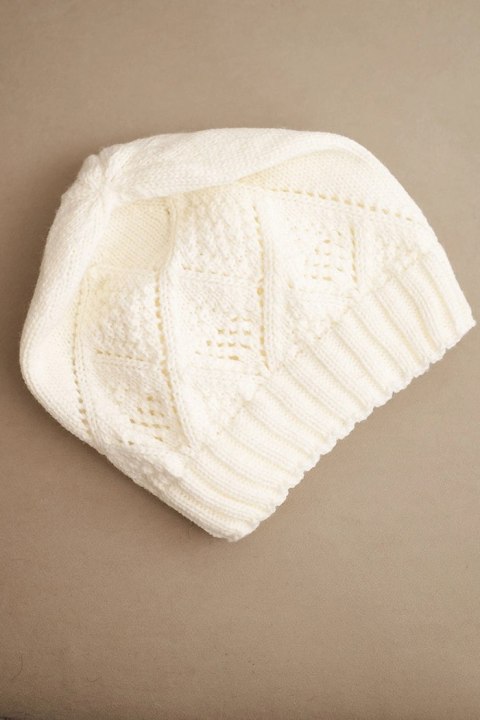 Czapka damska zimowa z wełny i z wzorem geometrycznym K479 ecru