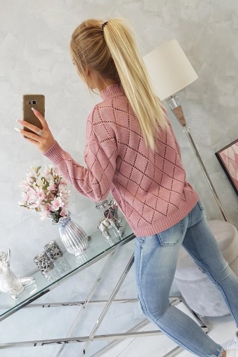 Sweter z półgolfem i wzorem w romby ciemny różowy