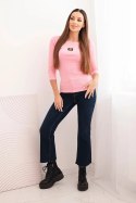 Bluzka damska prążkowana z rękawem 3/4 i ozdobną naszywką jasno różowa