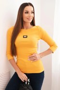 Bluzka damska prążkowana z rękawem 3/4 i ozdobną naszywką musztardowa
