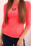 Bluzka damska prążkowana z rękawem 3/4 i ozdobną naszywką różowy neon