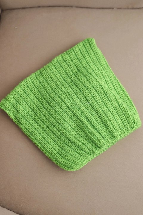 Czapka damska zimowa z wełną o kocim fasonie z prążkowanej dzianiny K419 zielona