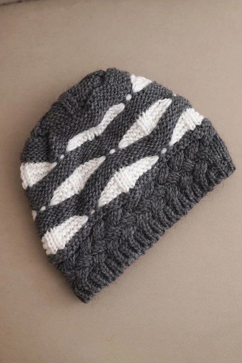 Czapka damska zimowa z wełną w gruby splot i paski K465 grafitowa + biała