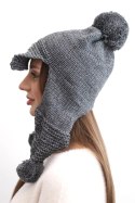 Czapka damska zimowa z wełną z daszkiem i pomponami K475 grafitowa