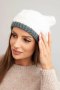 Czapka damska zimowa z wełny z przeplatanym wzorem K443 biała