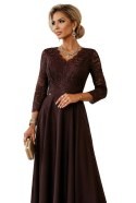 309-14 AMBER elegancka długa koronkowa suknia z dekoltem - czekolada