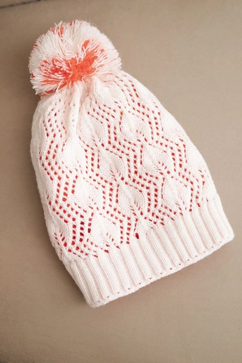 Czapka damska zimowa z wełną w ozdobny splot z pomponem K467 biała + pomarańćzowa