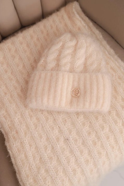 Komplet damski czapka i szalik prążkowany z ozdobą ecru