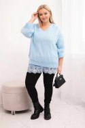 Komplet damski sweter z dekoltem V i bluzka wiskozowa z koronkowym dołem niebieski