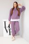 Komplet damski z masełkowy z luźną bluzą i spodniami dresowymi fioletowy