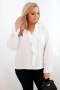 Bluzka damska wiskozowa Plus Size z falbaną i ozdobną broszką biała