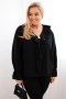 Bluzka damska wiskozowa Plus Size z falbaną i ozdobną broszką czarna