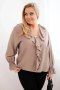 Bluzka damska wiskozowa Plus Size z falbaną i ozdobną broszką fango