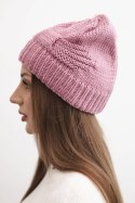 Czapka damska zimowa akrylowa z ozdobnym splotem K462 jasno fioletowa