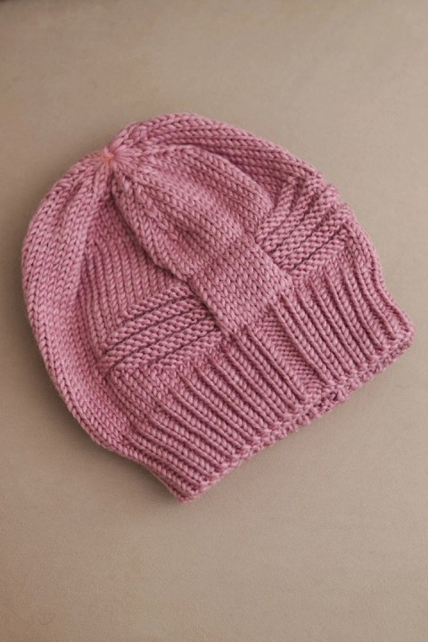 Czapka damska zimowa akrylowa z ozdobnym splotem K462 jasno fioletowa