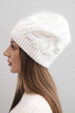 Czapka damska zimowa wełniana z delikatnym wzorem K460 biała