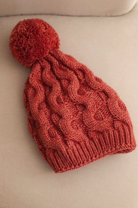 Czapka damska zimowa wełniana z grubym warkoczowym splotem K458 ruda