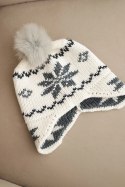 Czapka damska zimowa wełniana z motywem śnieżynki i pomponem K450 biała + grafitowa