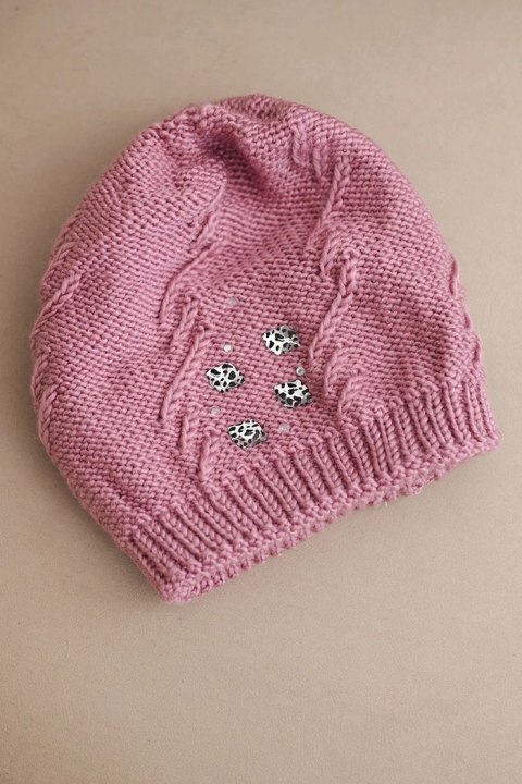 Czapka damska zimowa wełniana z ozdobnymi aplikacjami K468 ciemno różowa